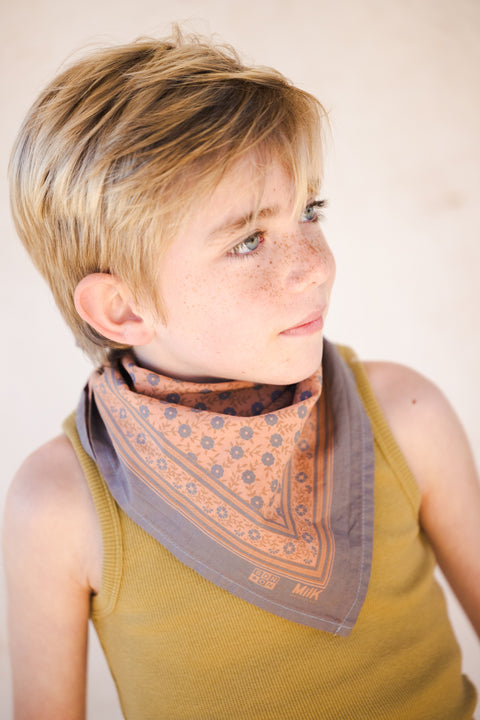 Scarf - Large Cachou Bonton X Milk model - Image principale