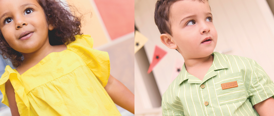 Une petite fille est vêtue d'une robe jaune et un petit garçon porte un ensemble vert pâle.
