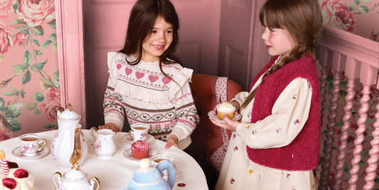 Deux petites filles prennent le thé