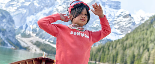 Une petite fille porte un sweat dans les montagnes